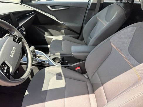 Used 2025 Kia Niro LX FWD image 3