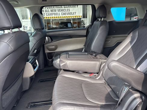 Used 2025 Kia Carnival FWD image 28
