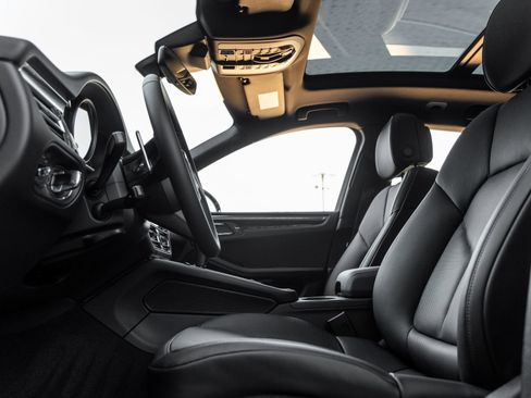 Certified 2026 Porsche Macan AWD/4WD image 23
