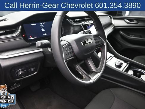 Used 2024 Jeep Grand Cherokee L Laredo RWD image 12