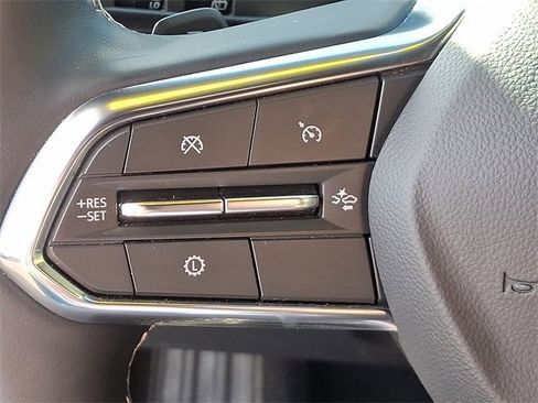 Used 2025 Chevrolet Traverse LT image 21