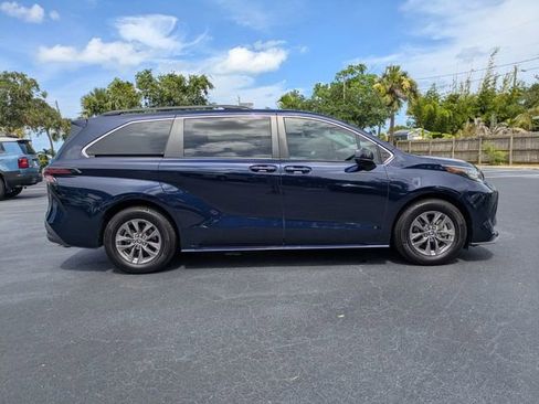 Used 2023 Toyota Sienna LE w/ LE Plus Package FWD image 3