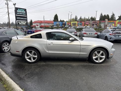 Used 2011 Ford Mustang GT RWD image 9