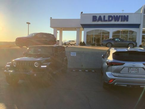 Used 2021 Jeep Wrangler Unlimited Sahara image 3