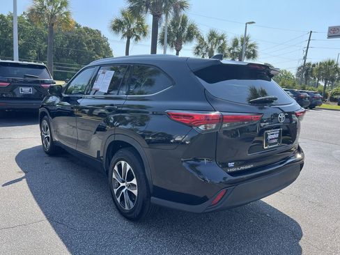 Used 2021 Toyota Highlander XLE FWD image 8