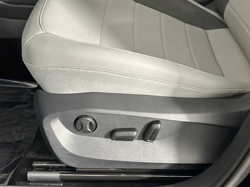 Used 2023 Volkswagen Taos SE image 9