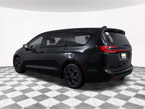 Used 2022 Chrysler Pacifica Touring-L w/ Uconnect Theater Family Group FWD image 17