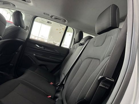 Used 2023 Jeep Grand Cherokee Laredo image 12