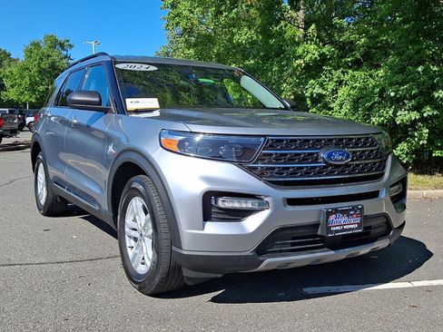 Certified 2024 Ford Explorer XLT w/ Equipment Group 202A AWD/4WD image 2