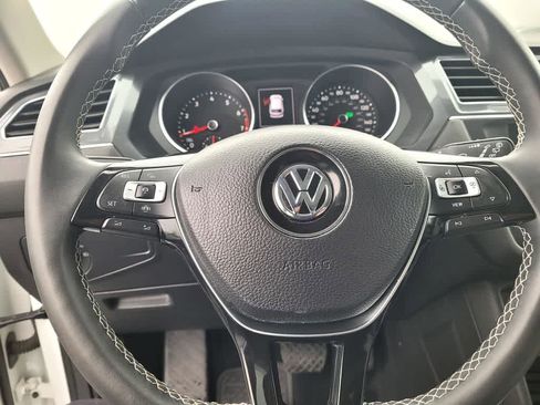 Used 2021 Volkswagen Tiguan SE w/ Panoramic Sunroof Package image 27