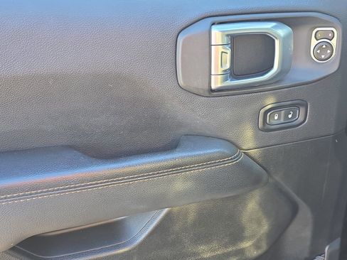 Used 2021 Jeep Gladiator Overland image 12