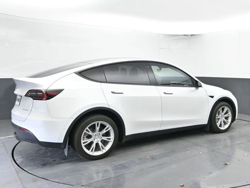 Used 2022 Tesla Model Y Long Range image 10