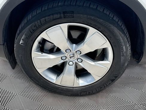 Used 2021 Volvo XC40 T4 Momentum w/ Premium Package FWD image 32