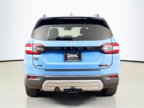 Used 2025 Honda Pilot TrailSport image 12
