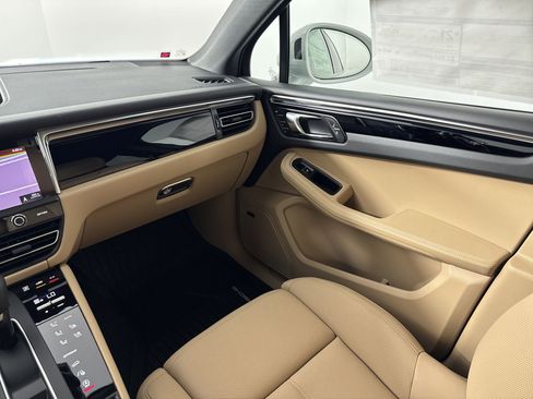 Certified 2025 Porsche Macan image 27