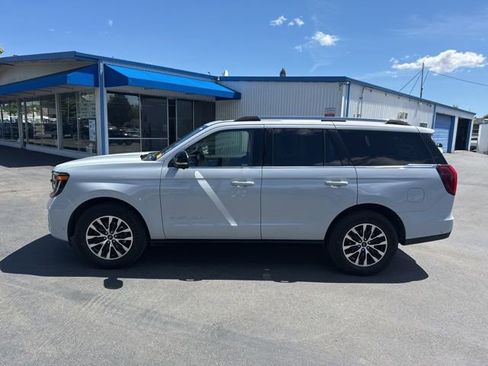 Used 2025 Ford Expedition Platinum AWD/4WD image 2