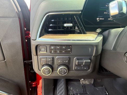 Used 2025 Chevrolet Suburban High Country AWD/4WD image 22