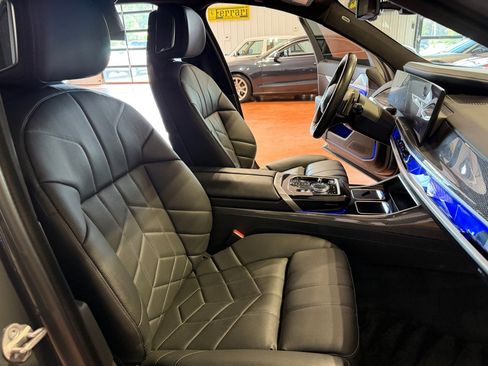 Used 2023 BMW 760i xDrive AWD/4WD image 28
