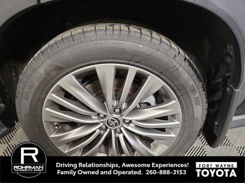 Used 2022 Toyota Highlander Platinum AWD/4WD image 11