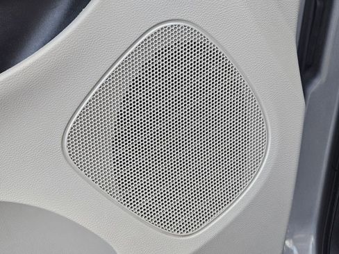 Used 2014 Chrysler Town & Country Touring image 12