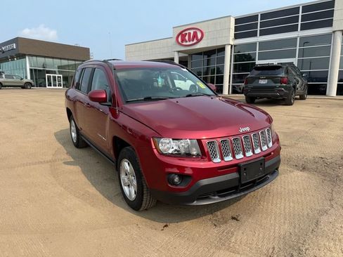 Used 2017 Jeep Compass Latitude FWD image 4