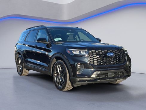 Used 2025 Ford Explorer ST-Line w/ Premium Package image 8