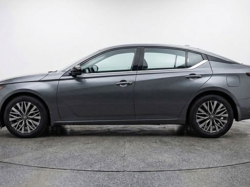 Used 2025 Nissan Altima 2.5 SV FWD image 5