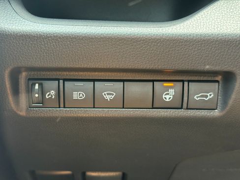 Used 2021 Toyota RAV4 XLE w/ Convenience Package FWD image 17