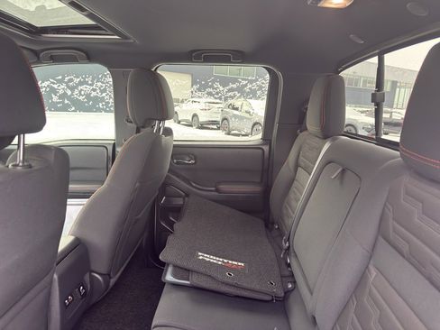 Used 2022 Nissan Frontier PRO-4X image 32