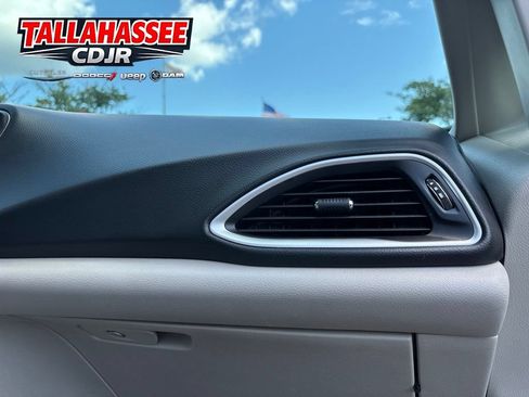 Used 2021 Chrysler Pacifica Touring-L FWD image 27