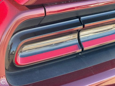 Used 2019 Dodge Challenger SXT image 9