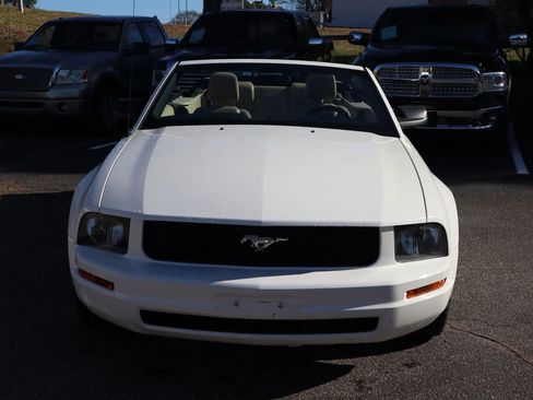 Used 2006 Ford Mustang Convertible image 2