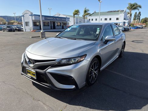 Used 2024 Toyota Camry SE image 4