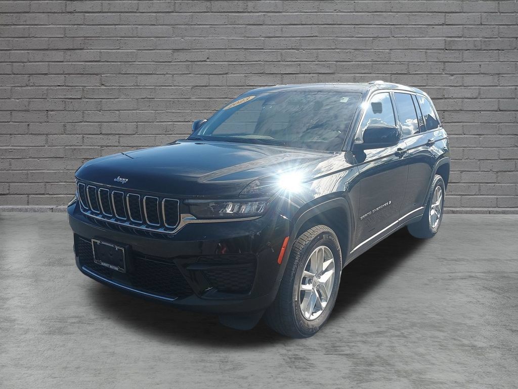 Used 2023 Jeep Grand Cherokee Laredo w/ Luxury Tech Group I AWD/4WD image 3