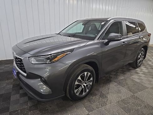 Used 2023 Toyota Highlander XLE AWD/4WD image 8