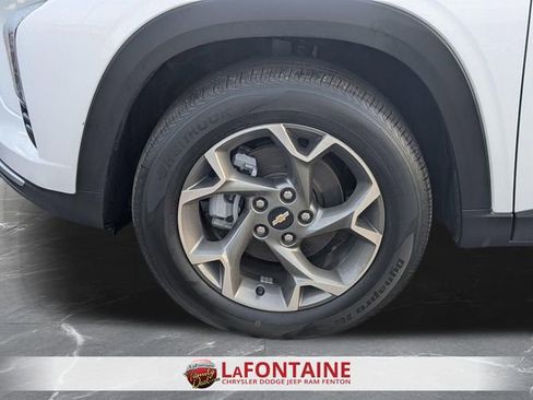 Used 2025 Chevrolet Trax LT image 32