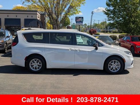 Used 2024 Chrysler Pacifica Touring-L FWD image 2