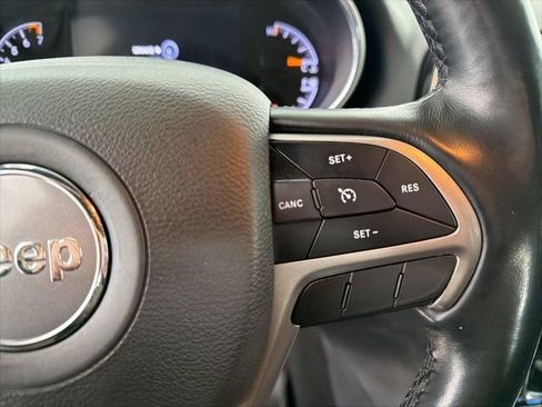 Used 2021 Jeep Grand Cherokee Laredo X image 17