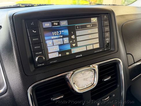 Used 2013 Chrysler Town & Country Limited w/ Luxury Group FWD image 48