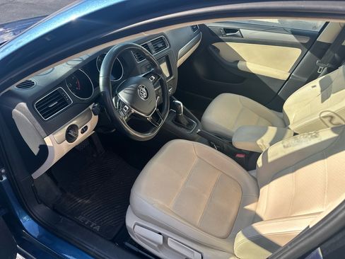 Used 2017 Volkswagen Jetta SE image 16