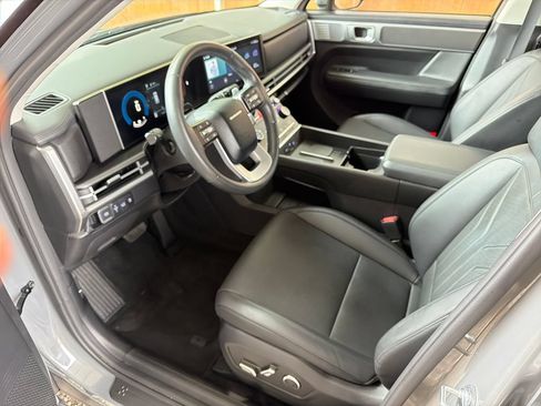 Used 2025 Hyundai Santa Fe SEL FWD image 2