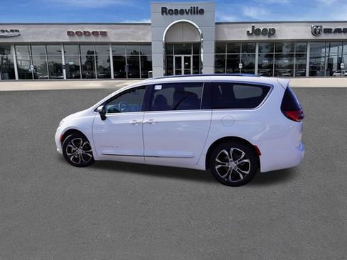 New 2026 Chrysler Pacifica Pinnacle w/ Trailer Tow Group FWD image 7