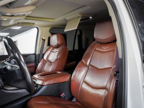 Used 2017 Cadillac Escalade Luxury AWD/4WD image 18
