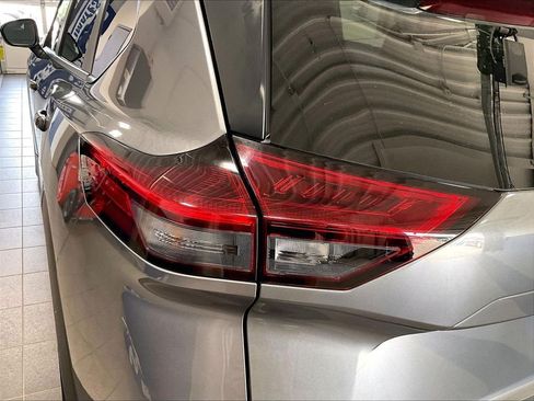 Used 2023 Nissan Rogue S AWD/4WD image 33