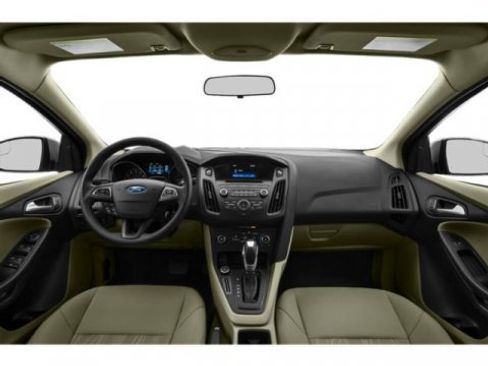 Used 2018 Ford Focus SE w/ SE Appearance Package image 11