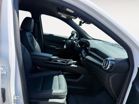 Used 2025 Chevrolet Equinox LT w/ Convenience Package II AWD/4WD image 19