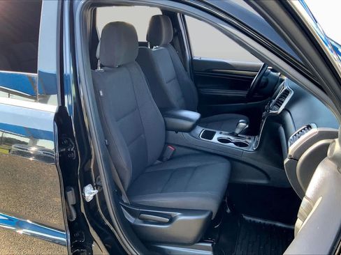 Used 2019 Jeep Grand Cherokee Laredo RWD image 9