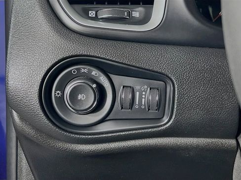 Used 2018 Jeep Renegade Latitude w/ Popular Equipment Group image 11