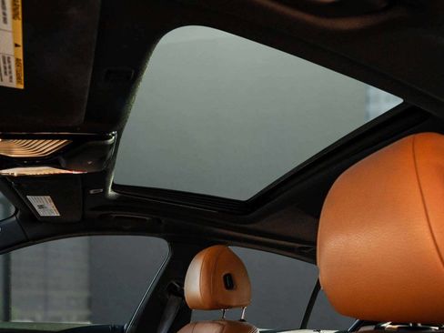 Used 2019 BMW 530e xDrive w/ Convenience Package image 32