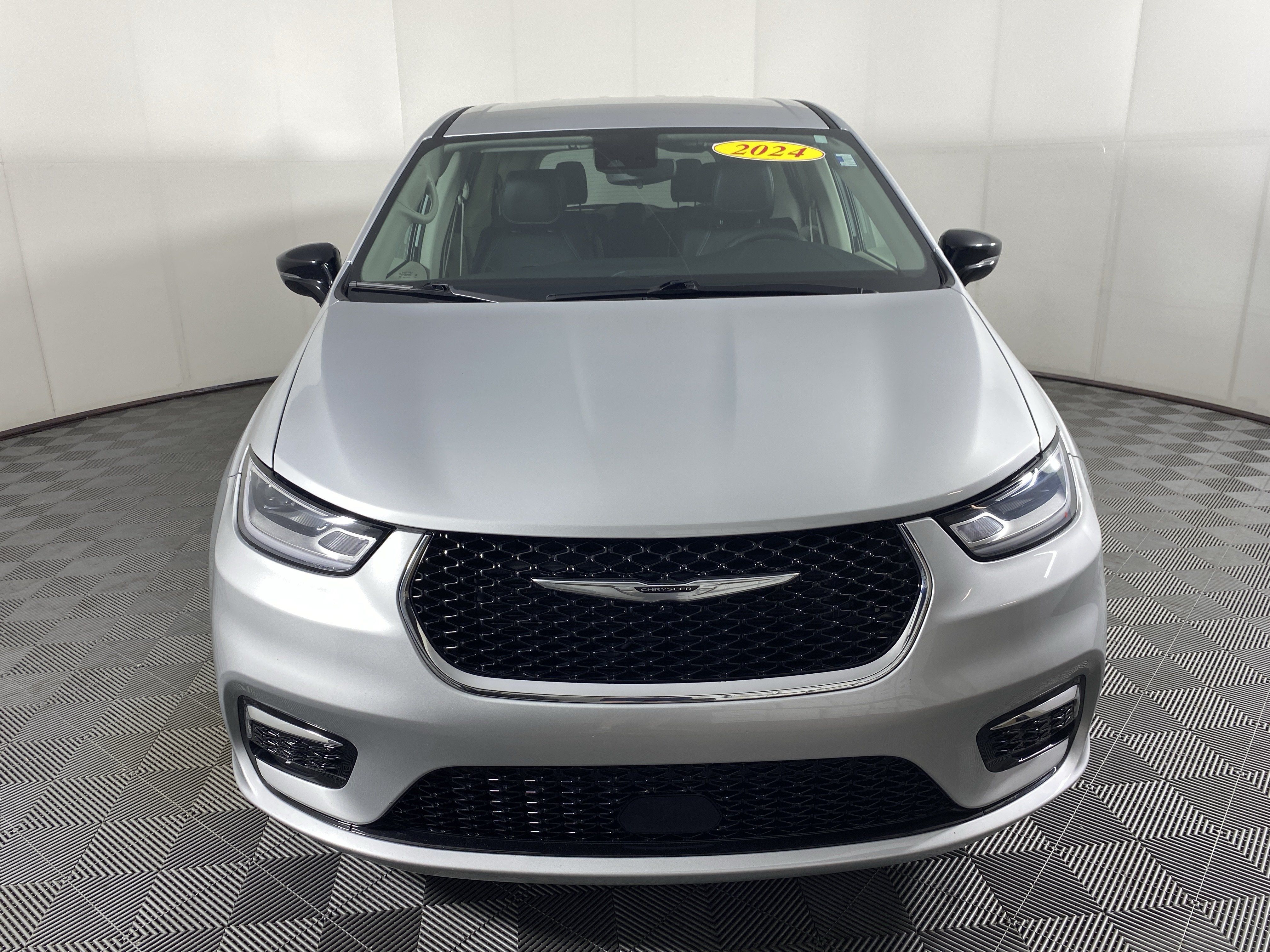 Used 2024 Chrysler Pacifica Touring-L AWD/4WD image 11